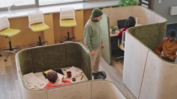 Modern Ofiste Kendini Dengeleyen Scooter Kullanan Kabinlerde Çalışan Gençleri Izleyen — Stok video