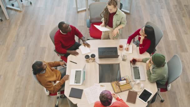 Vista Superior Panorámica Del Grupo Multiétnico Jóvenes Sentados Alrededor Mesa — Vídeos de Stock