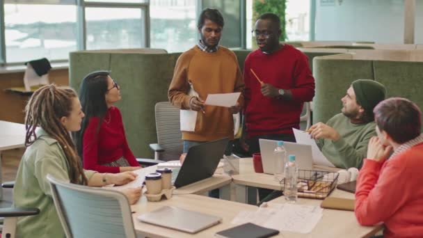 Střední Záběr Podnikatelů Dirigování Setkání Svými Kolegy Sedí Stolu Kanceláři — Stock video