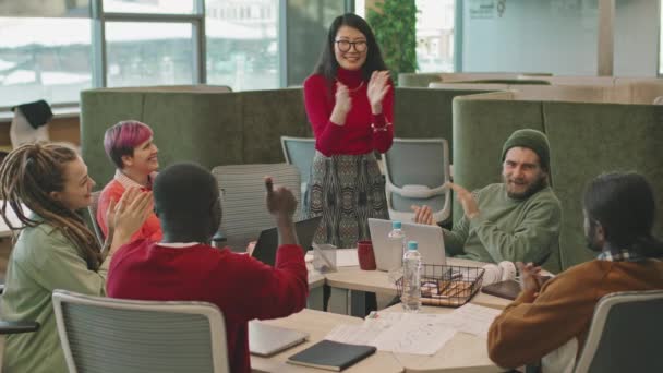 Mediana Toma Alegre Mujer Negocios Asiática Gafas Grupo Jóvenes Empresarios — Vídeo de stock