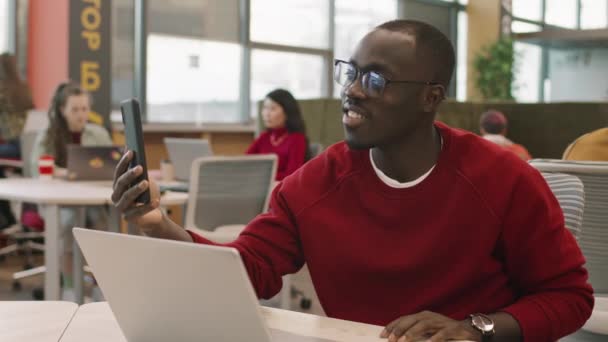 Medelhög Bild Ung Afroamerikansk Affärsman Glasögon Sitter Vid Skrivbordet Coworking — Stockvideo