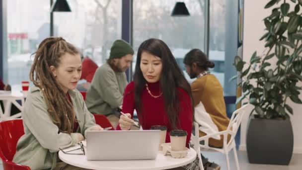 Pan Slow Fiatal Üzletasszonyok Asztalnál Ülnek Ebédlőben Vagy Coworking Tér — Stock videók