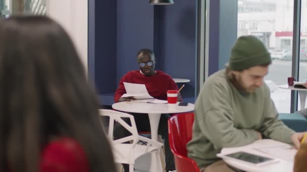 Genç Adamlarının Pan Yavaşlaması Ofis Kafeteryasında Masalarda Oturup Projeleri Üzerinde — Stok video