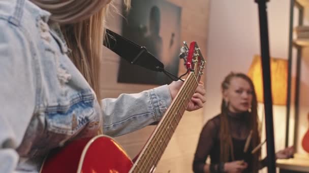 Midsection Slowmo Oigenkännlig Tjej Denim Jacka Justera Strängar Gitarr Spelar — Stockvideo