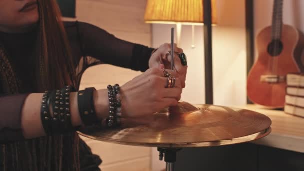 Slowmo Close Young Female Drummer Wearing Lots Studded Leather Bracelets — ストック動画
