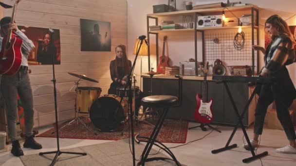 Klasik Garaja Gelen Havalı Kız Müzik Grubu Yavaş Çekim Performanstan — Stok video