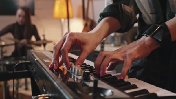 Lento Primer Plano Pianista Femenina Irreconocible Ajuste Sonido Teclado Piano — Vídeos de Stock