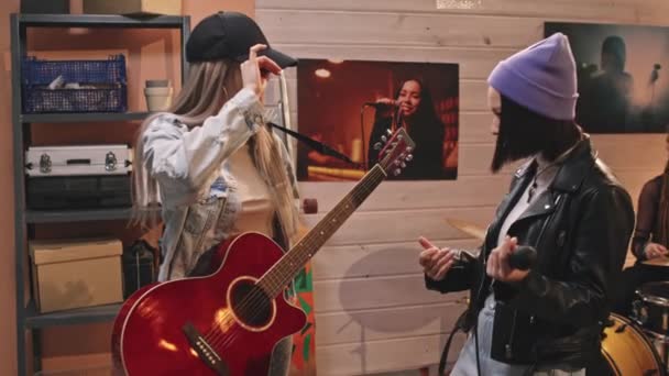 스튜디오에서 새로운 노래를 연습하는 느림보 밴드입니다 차고에서 음악을 연주하는 여성들 — 비디오