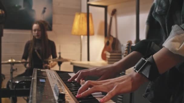 Slowmo Close Pianista Feminina Irreconhecível Tocando Piano Eletrônico Enquanto Seu — Vídeo de Stock