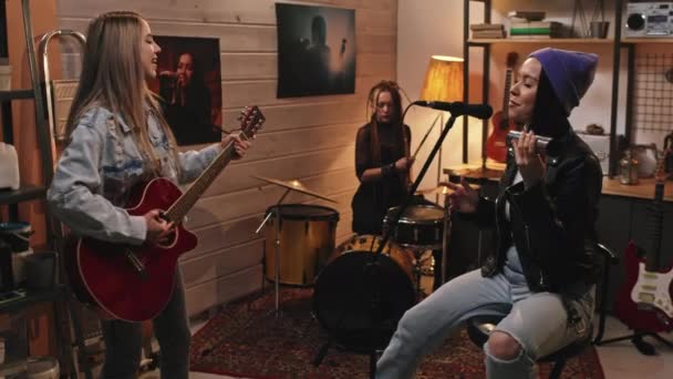 Lento Medio Banda Música Femenina Tocando Música Grunge Acogedor Estudio — Vídeos de Stock