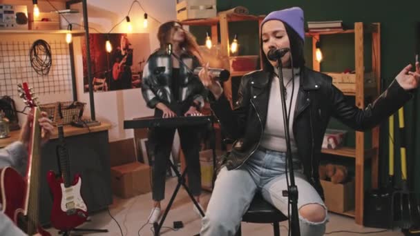재킷을 마이크로 노래하는 감정적 가수의 느림보 그녀의 동료들 스튜디오에서 기타와 — 비디오