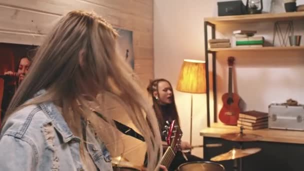 Midsection Lentidão Guitarrista Feminino Jaqueta Jeans Balançando Com Guitarra Enquanto — Vídeo de Stock