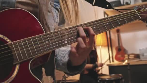 Slowmo Gros Plan Rock Roll Girl Jouant Énergiquement Guitare Batterie — Video