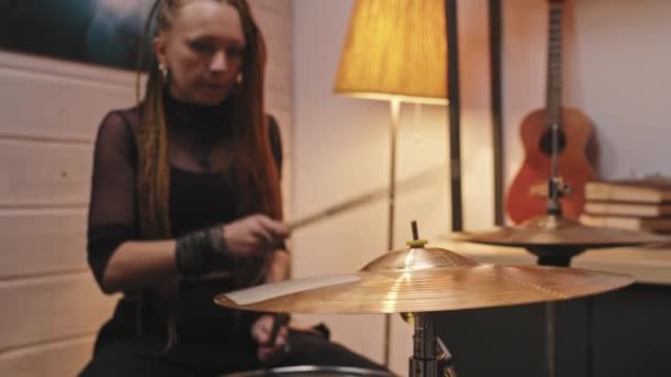 Medium Slowmo Van Jonge Vrouwelijke Drummer Met Dreadlocks Gothic Make — Stockvideo