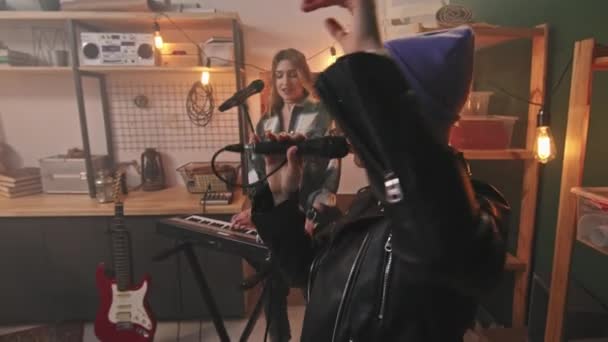 Samimi Retro Stil Stüdyoda Birlikte Müzik Çalarken Şarkı Söyleyen Dans — Stok video