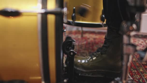 在演播室里 穿着厚底靴的女鼓手的腿慢慢地闭合 拍击节拍鼓板 — 图库视频影像