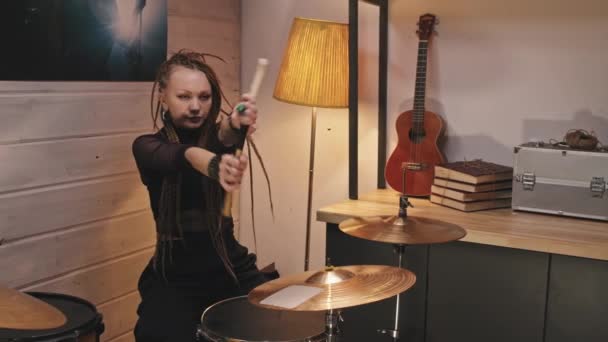 Medium Slowmo Kvinnliga Rock Trummis Med Dreadlocks Piercing Och Grunge — Stockvideo