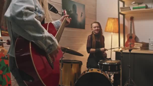 Midsection Slowmo Жіночого Гітариста Джинсовій Куртці Грає Акустичній Гітарі Час — стокове відео