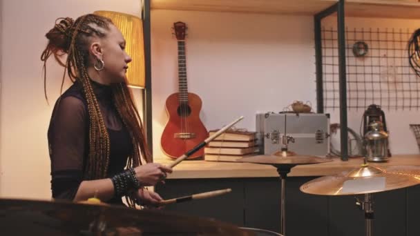 Média Lentidão Jovem Com Dreadlocks Maquiagem Rock Tocando Bateria Estúdio — Vídeo de Stock