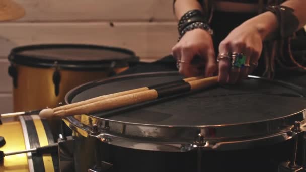 Långsam Närbild Oigenkännlig Kvinnlig Musiker Bär Dubbade Läder Rock Roll — Stockvideo