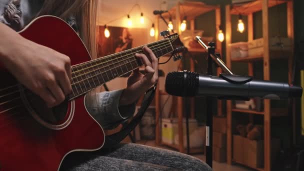 Midsection Close Guitarrista Feminina Irreconhecível Jaqueta Ganga Vintage Tocando Guitarra — Vídeo de Stock