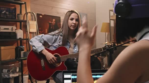 Ombro Médio Lentidão Menina Tocando Guitarra Acústica Microfone Durante Gravação — Vídeo de Stock