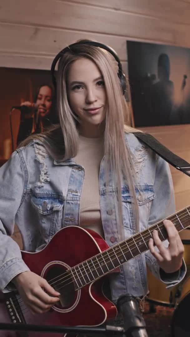 Vertical Médio Slow Retrato Atraente Jovem Guitarrista Tamanho Grande Jaqueta — Vídeo de Stock