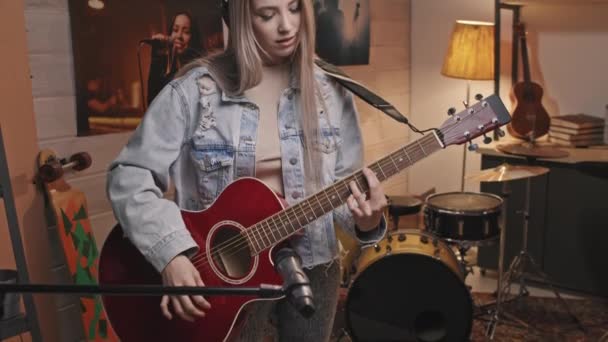Incline Médio Slow Retrato Jovem Guitarrista Sorridente Feminino Com Longos — Vídeo de Stock