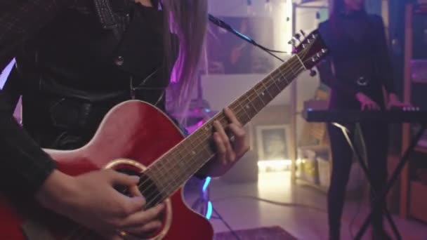 Midsection Slowmo Oigenkännlig Kvinnlig Musiker Gunga Med Gitarr Utför Rockmusik — Stockvideo