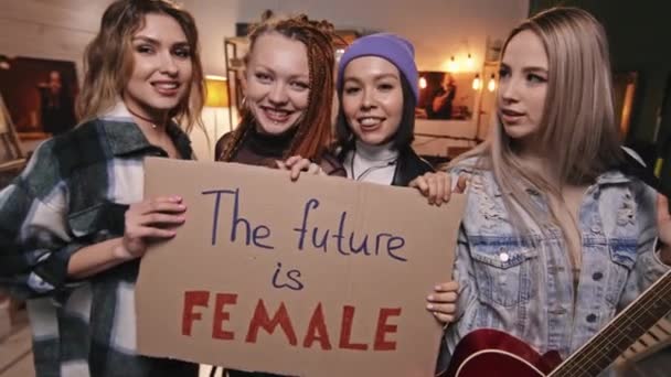 Potret Slowmo Dari Empat Wanita Muda Independen Yang Keren Bermain — Stok Video