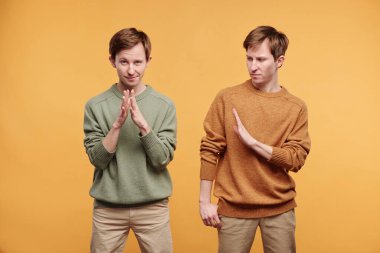 Kardeşi reddetme ya da yasaklama jesti yaparken kurnaz bir gencin ellerini ovmasının portresi. Gençler arasındaki yanlış anlaşılma.