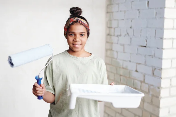 Glada Tonåring Flicka Med Paintroller Och Vit Plastbehållare Med Färg — Stockfoto