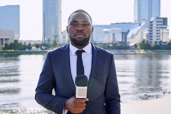 Joven Reportero Periodista Confiado Etnia Africana Sosteniendo Micrófono Mientras Está — Foto de Stock