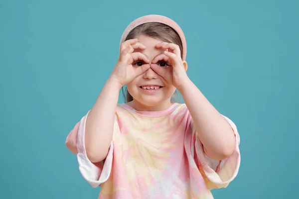 Retrato Menina Engraçada Fazendo Rosto Câmera Isolada Fundo Azul — Fotografia de Stock