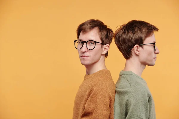 Retrato Hombre Joven Contenido Suéter Mostaza Gafas Pie Espalda Espalda —  Fotos de Stock