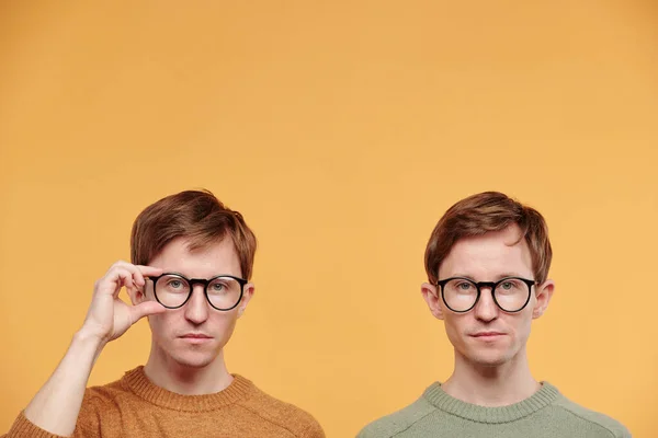 Portret Van Serieuze Doelbewuste Slimme Tieners Glazen Poserend Tegen Oranje — Stockfoto