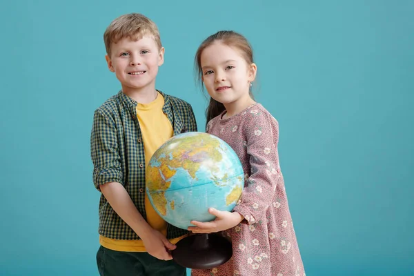 Portrét Školáků Držících Glóbus Usmívajících Kameru Studují Geografii Izolovanou Modrém — Stock fotografie