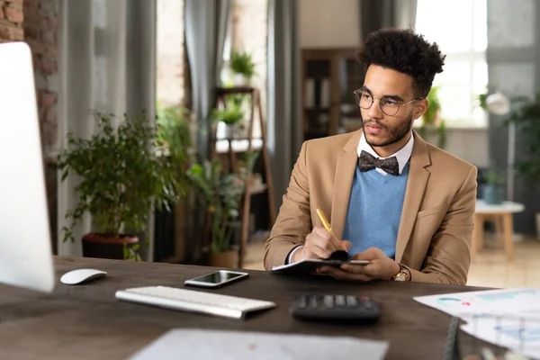 Joven Financiero Negro Concentrado Con Barba Sentado Escritorio Madera Con —  Fotos de Stock