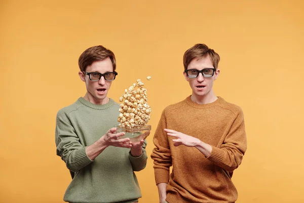 Retrato Hermanos Jóvenes Sorprendidos Gafas Listos Para Ver Película Uno —  Fotos de Stock