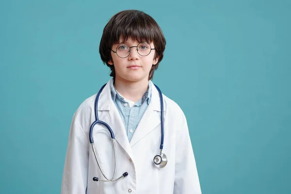 Portret Chłopca Białym Płaszczu Bawiącego Się Lekarza Patrzącego Kamerę Niebieskim — Zdjęcie stockowe
