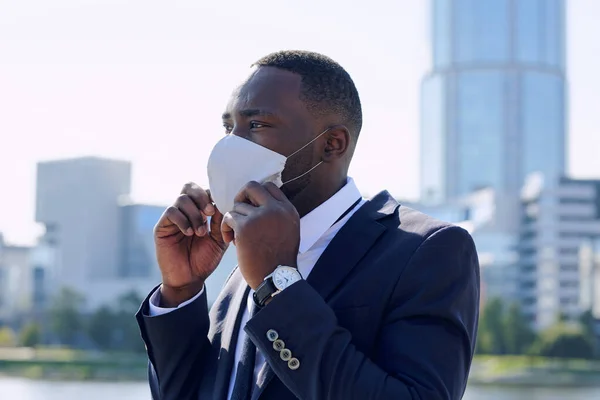 Ung Afrikansk Affärsman Elegant Mörkblå Kostym Skyddande Mask Stadsmiljö Innan — Stockfoto