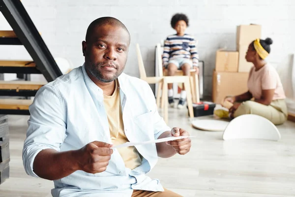 Uomo Contemporaneo Etnia Africana Camicia Blu Seduto Sul Pavimento Davanti — Foto Stock