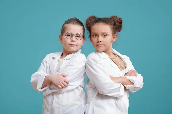 Ritratto Due Bambine Cappotti Bianchi Piedi Con Braccia Incrociate Guardando — Foto Stock