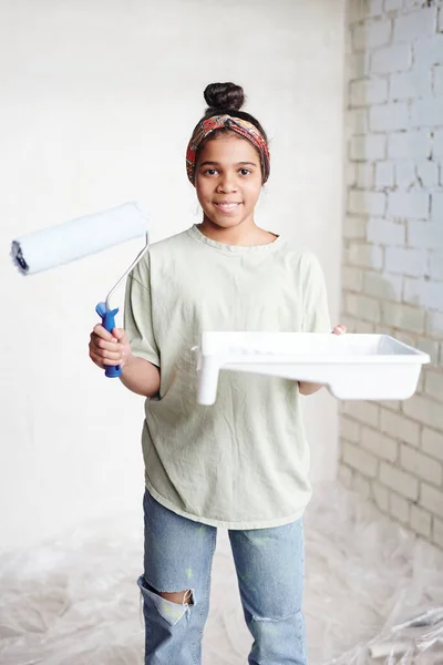 Menina Adolescente Feliz Com Paintroller Recipiente Branco Com Pintura Frente — Fotografia de Stock