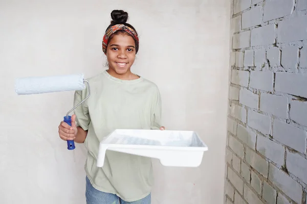 Menina Adolescente Bonito Feliz Com Paintroller Recipiente Plástico Quadrado Branco — Fotografia de Stock