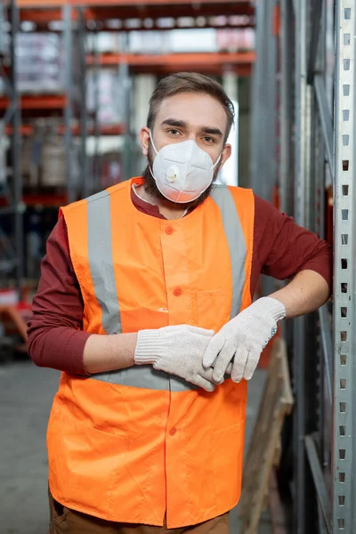 Retrato Trabalhador Marítimo Bonito Máscara Branca Luvas Colete Reflexivo Inclinado — Fotografia de Stock