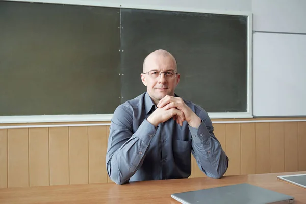 Skallig Professor Modernt Universitet Sitter Vid Skrivbordet Mot Svarta Tavlan — Stockfoto