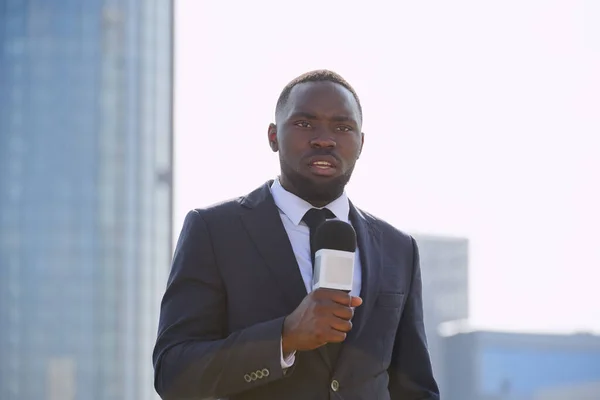 Young Elegant Reporter African Ethnicity Speaking Microphone Front Camera Modern — Stock Photo, Image