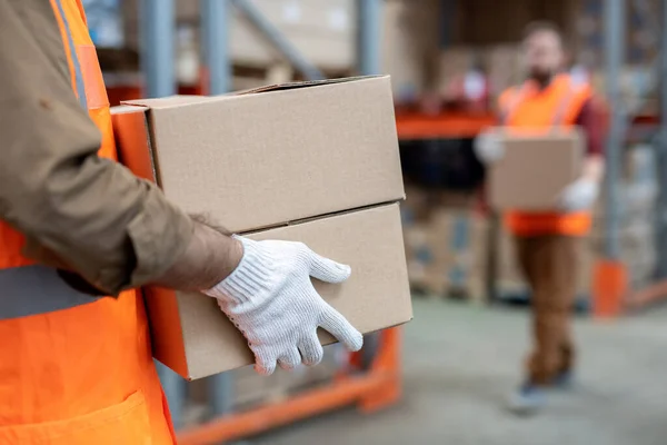 Zbliżenie Nierozpoznawalnego Kierowcy Rękawiczkach Pomarańczowej Kamizelce Dwoma Pudełkami Podczas Pracy — Zdjęcie stockowe