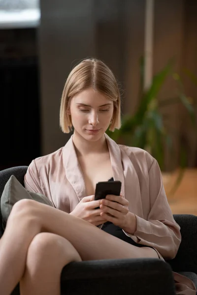 Genç Güzel Bir Kadın Koltukta Oturuyor Cep Telefonunu Kullanarak Telefona — Stok fotoğraf